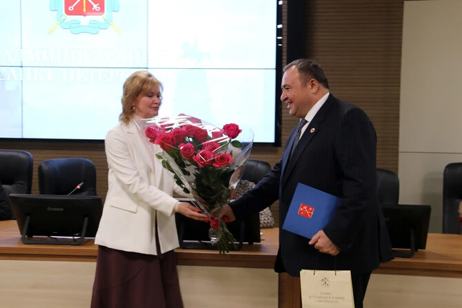 Вручение благодарности от Председателя Комитета по социальной политике Санкт-Петербурга Фидриковой Елены Николаевны