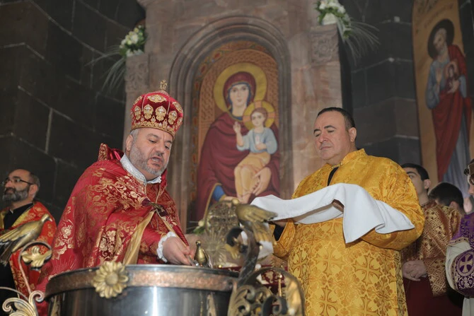 Почетный меценат Санкт-Петербурга Грачья Погосян стал крестным на освящении воды в Храме Святой Рипсиме в Эчмиадзине