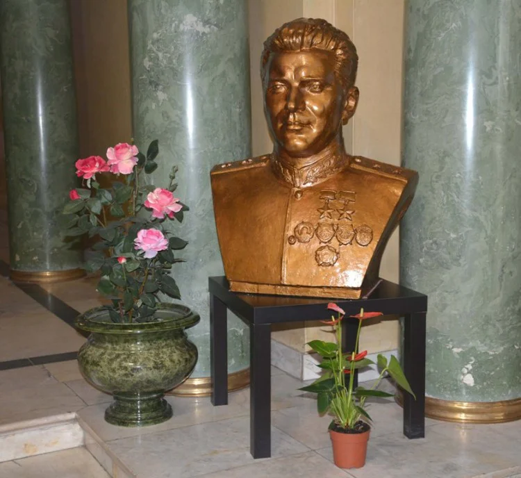 Бюст первого дважды Героя Советского Союза Григория Кравченко