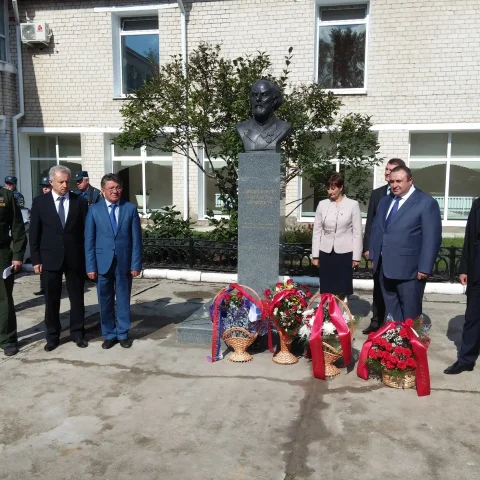 В преддверии переименования города Углегорска в Циолковский торжественно открыли памятник великому ученому