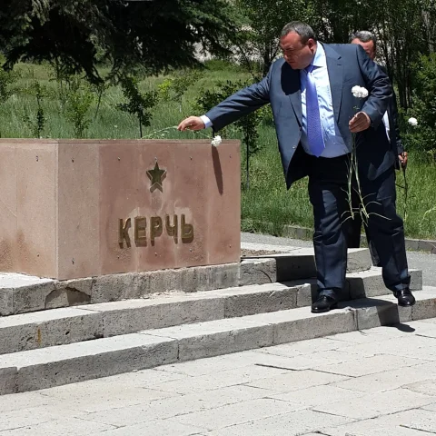 В Армении в День памяти и скорби начала Великой Отечественной войны, на территории 102-й военной базы заложен памятник легендарному конструктору стрелкового оружия