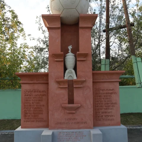 Памятник футбольной команде «Арарат-73» к 40-летию победы команды
