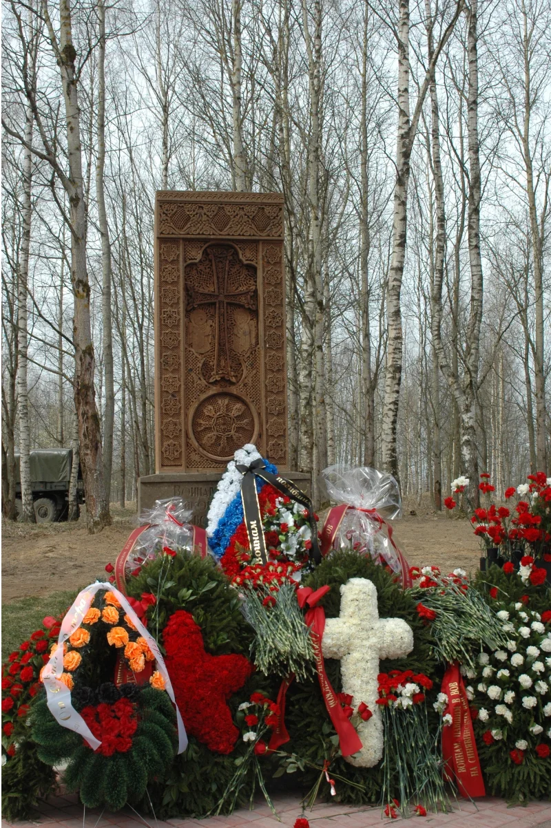 Хачкар советским воинам, павшим в Великой Отечественной войне, на мемориале «Синявинские высоты» в Кировском районе Ленинградской области