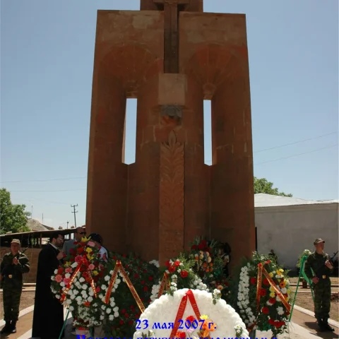 Парковый мемориал с памятником, посвященным павшим в Великой Отечественной Войне односельчанам в армянском селе Агарак