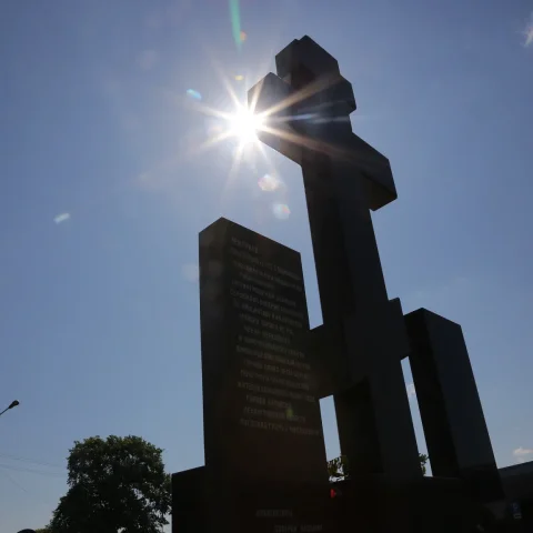 Мемориал «Поклонный крест с лампадой» на месте прорыва блокады Ленинграда в г. Кировск. 