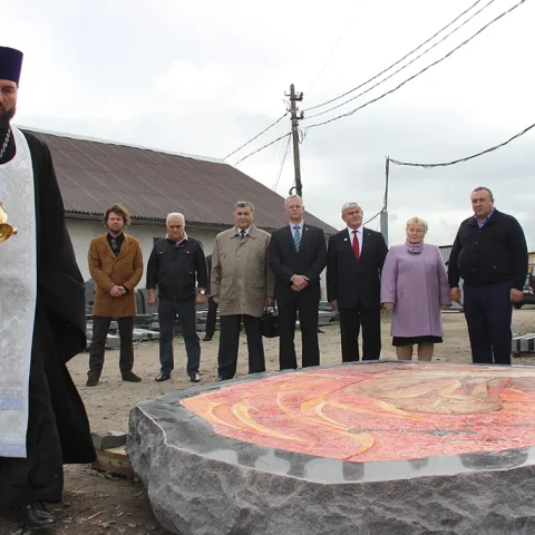 Трехметровое мозаичное панно установили на памятник погибшим детям