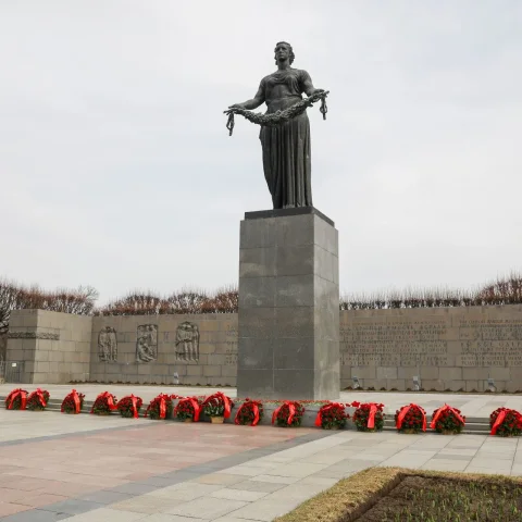 На Пискаревском мемориальном кладбище прошла памятная акция в честь 80-летия полного освобождения Ленинграда от блокады