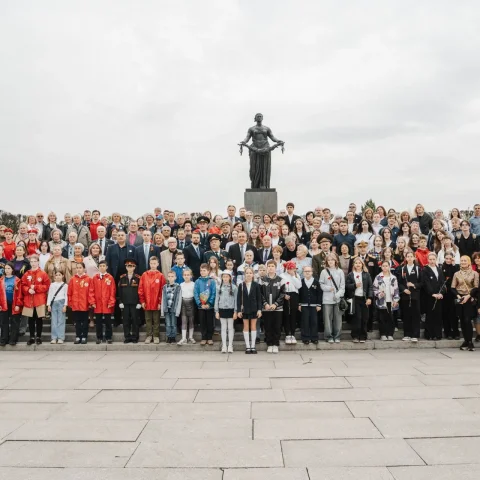 Акция «БЛАГОДАРНОСТЬ ВСЕМ ВОИНАМ-ЗАЩИТНИКАМ ЛЕНИНГРАДА» на Пискаревском мемориальном кладбище