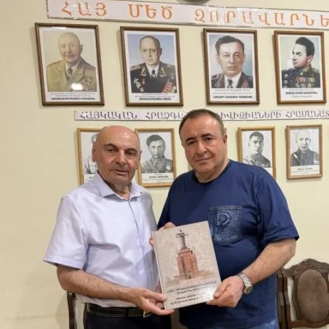 Первый экземпляр альбома «Воины-армяне, погибшие на Эстонской земле в 1941-1945 гг» передан председателю Совета ветеранов Армении Симону Есаяну