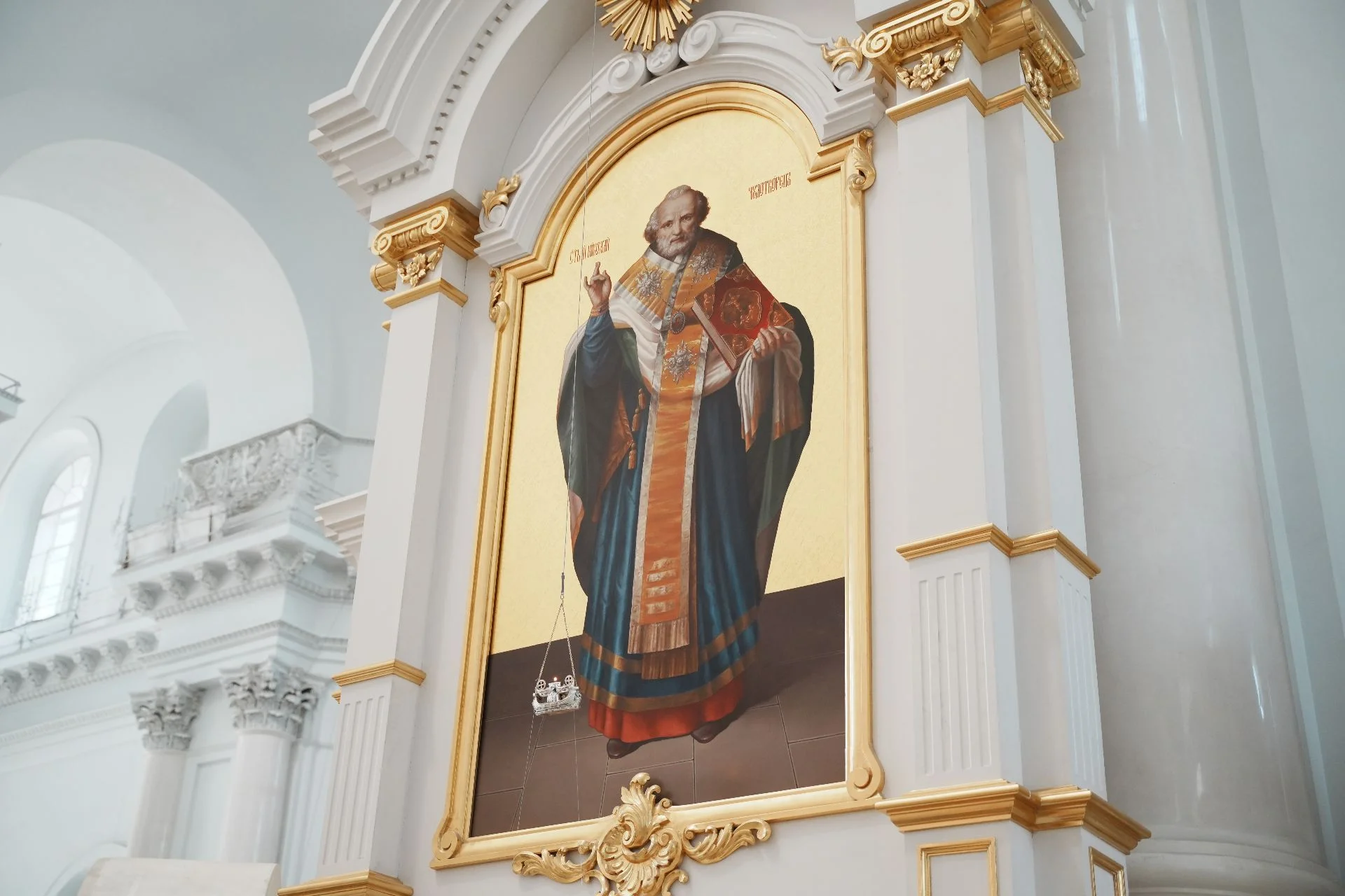 В 190-ую годовщину со дня освящения Смольного собора Грачья Погосян передал в дар собору икону Николая Чудотворца