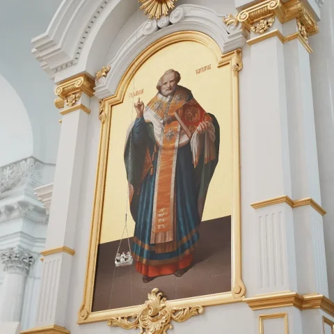 В 190-ую годовщину со дня освящения Смольного собора Грачья Погосян передал в дар собору икону Николая Чудотворца