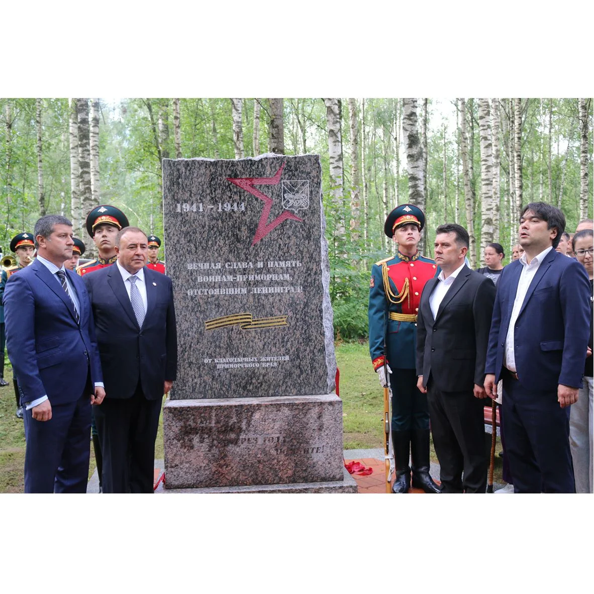 Памятник воинам-приморцам, отстоявшим Ленинград, открыт на Синявинских высотах 