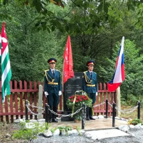 Памятник 12 советским воинам, погибшим в 1942 году на Санчарском перевале, открыт в Абхазии