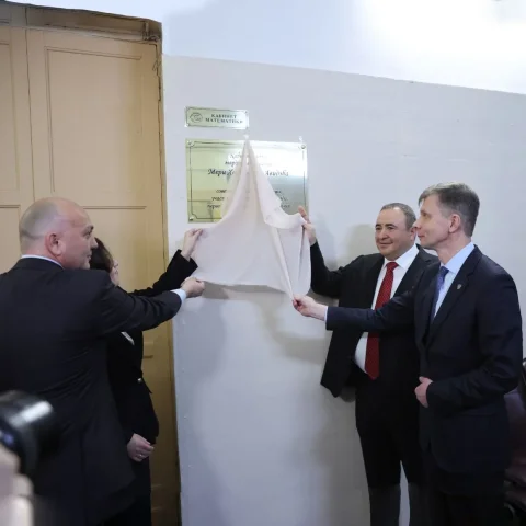 СМИ об открытии в Павловской гимназии класса в честь первой абхазской летчицы, защитницы ленинградского неба Мери Авидзба 