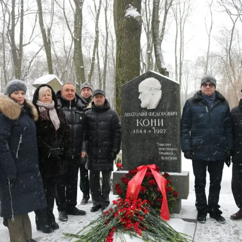 Грачья Погосян принял участие в торжественно-траурной церемонии возложения цветов к надгробному камню на могиле А.Ф. Кони на «Литераторских мостках» Волковского кладбища