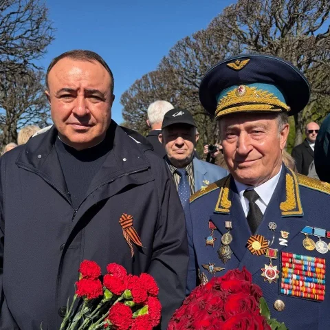 Накануне Дня Победы на Пискарёвском мемориальном кладбище состоялась торжественная церемония возложения цветов